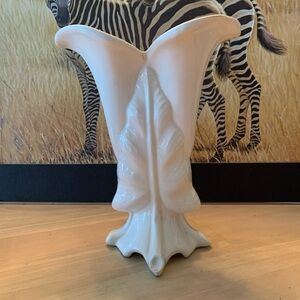 Vintage Calla Lilly Art Deco Pottery By Camark USA 7.5” X 6” Wide. Creamy White